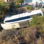 İzmir'de otobüs ve otomobil şarampole devrildi: 2 ölü, 1 yaralı