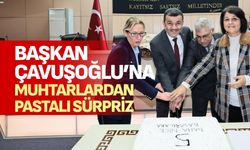 Başkan Çavuşoğlu’na muhtarlardan pastalı sürpriz