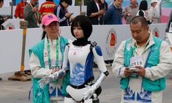 Çin'de insansı robotlar yarı maratonda insanlarla birlikte yarıştı