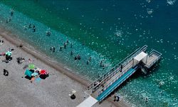 Antalya'da sıcak hava nedeniyle sahillerde yoğunluk yaşanıyor