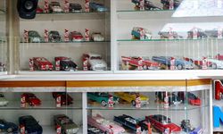 25 yılda topladığı 259 model otomobili özenle saklıyor