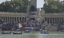 İspanya'nın başkenti Madrid'deki Retiro parkında Filistin'e destek gösterisi