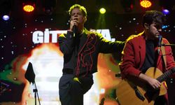 Bilecik’te sağanak yağışa rağmen binlerce kişi Madrigal konseriyle coştu