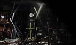 Kafe yanarak küle döndü