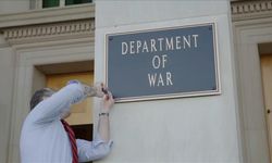 Tabelalar "Savaş Bakanlığı" yazılı levhalarla değiştirildi