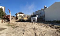 Kiracının itirazları yüzünden yıkımı yarım kalan metruk bina tamamen yıkıldı