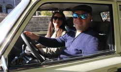 35 yıllık araçla Diyarbakır’ı karış karış geziyorlar