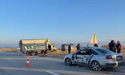 Kamyonet ile otomobil çarpıştı: 6 kişi yaralandı