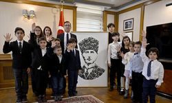 Rusya'daki Türk çocukları minik avuçlarıyla Atatürk'ün portresini yaptı