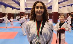 Türk bayrağını dalgalandırmanın gururunu yaşıyor