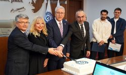Gururlandıran başarı pastayla kutlandı