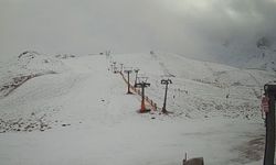 Davraz Kayak Merkezine mevsimin ilk karı düştü