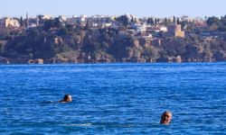 Türkiye karla mücadele ederken Antalya'da deniz sefası