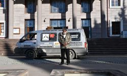 Elmacı dede seferi tamamladı; Mehmetçiğe mandalina götürdü…