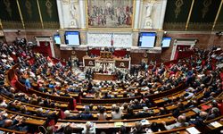 Fransa'da hükümet krizlerine yol açan bütçe oylaması yarın yapılacak