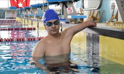 Isparta'da doğuştan bir kolu olmayan öğrenci engelleri yüzerek aşıyor