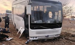 Kamyonet ile midibüs çarpıştı: 17 yaralı