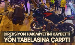 Direksiyon kontrolünü kaybeden motosiklet sürücüsü yön tabelasına çarptı: 2 yaralı