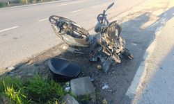 Otomobille çarpışan motosikletli metrelerce havaya savruldu