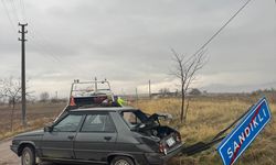 Trafik levhasına çarpıp hurdaya dönen araçta 3 kişi yaralandı