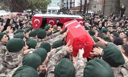 Şehit polis, görev arkadaşlarının omzunda dualarla uğurlandı