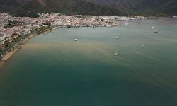Çamur rengine bürünen deniz havadan görüntülendi