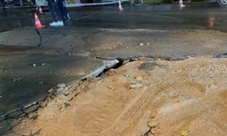Ana su hattı patladı, yol çöktü
