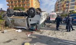Antalya Alanya'da trafik kazası! Çöp kamyonu devrildi, yaralılar var...