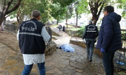 Antalya’da yaşlı adam evinin önündeki parkta ölü bulundu