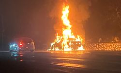 Burdur’da lüks otomobil alev alev yandı