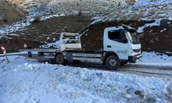 Uçuruma yuvarlanan araçta 2 kişi ölümden döndü!