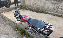 Trafik polisini görünce motosikleti bırakıp kaçtı
