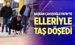 Başkan Çavuşoğlu Fatih’te elleriyle taş döşedi
