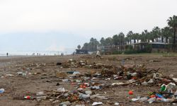 Fırtınayla birlikte dalgaların getirdiği çöpler sahilde toplandı