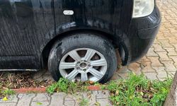 Araçların lastiklerini kesip tuvalete zarar verdiler