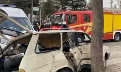 Ambulansla çarpışan otomobil hurdaya döndü