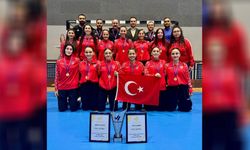 Türkiye Kadın Hokey Milli Takımı şampiyonluk kürsüsünde