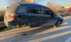 Kaza sonrası bariyerlerde asılı kaldı