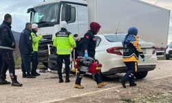 Otomobil park halindeki kamyona çarptı: 2 ölü, 1 yaralı
