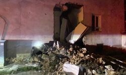 Kerpiç evin duvarı çöktü