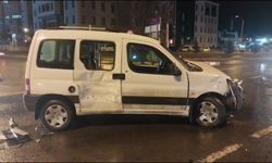 Ambulans ile otomobil çarpıştı: 1 yaralı