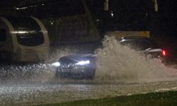 Sağanak yolları göle döndürdü: Çok sayıda araç mahsur kaldı