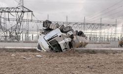 Devrilen tır karayolunu ulaşıma kapattı