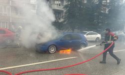 Uşak'ta seyir halindeki otomobil alev aldı