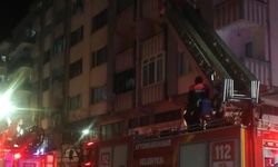 Apartmanda çıkan yangında 5 kişi dumandan etkilendi