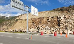 Kumluca-Kemer yolunda kaya düşmesi