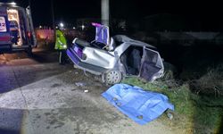 Manisa Salihli'de trafik kazası! Otomobil elektrik direğine çarptı...