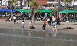 Muğla Akyaka’da güneşli hava sahilleri doldurdu