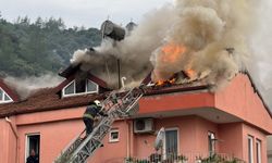 Muğla Fethiye'de ev yangını! Üç katlı evin çatı katı alevlere teslim oldu...