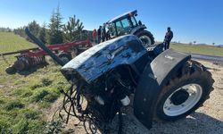 Uşak'ta akıl almaz kaza! Kamyonetle çarpışan traktör ikiye bölündü...